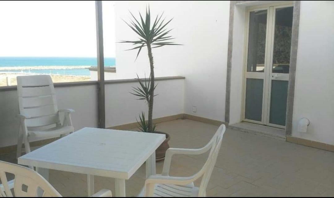 Hotel Sicilia Mare Porto Palo Exterior foto